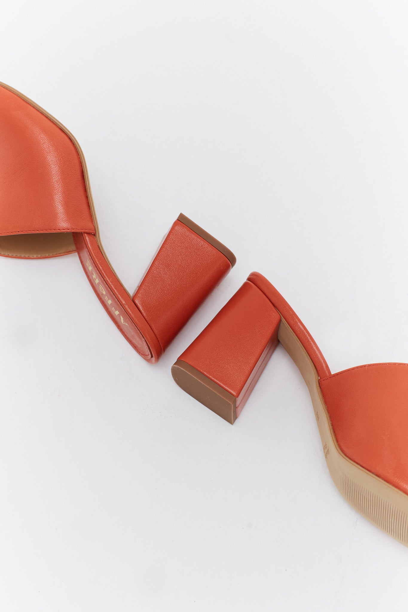 dames hak, dames schoen, oranje, rood,  rebel, muiltje, affêre, elegant, zomer, frisse kleur, concept, leer, handgemaakt, dames hak, dames schoen, lichtblauw, muiltje, affêre, elegant, zomer, sandaal, sandalen, hak, instap schoen, mule, ffere, affêre, affaire, affere