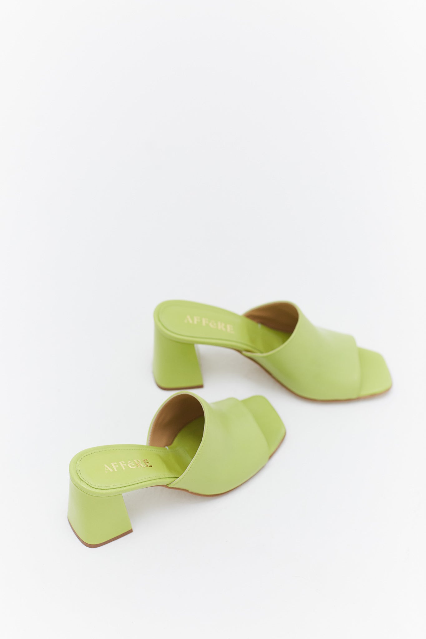 dames hak, dames schoen, groen, lime, lichtgroen, muiltje, affêre, elegant, zomer, frisse kleur, concept, leer, handgemaakt